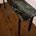 Tisch aus Verde Karzai Granit + Schwarz Eisen Gestell